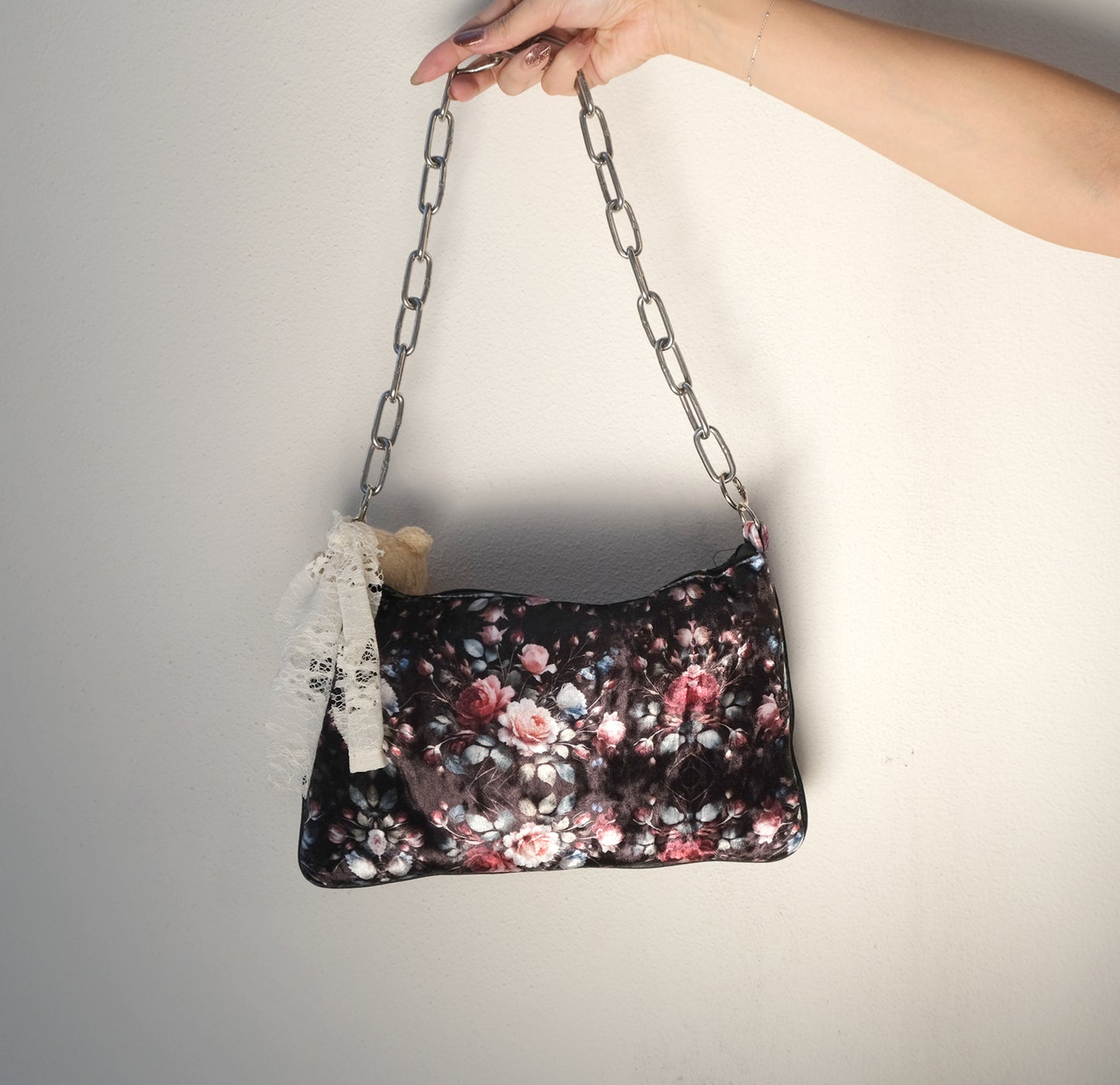 Midnight Garden Pillow {ʀᴏsᴇ ᴄʟᴜᴛᴄʜ}