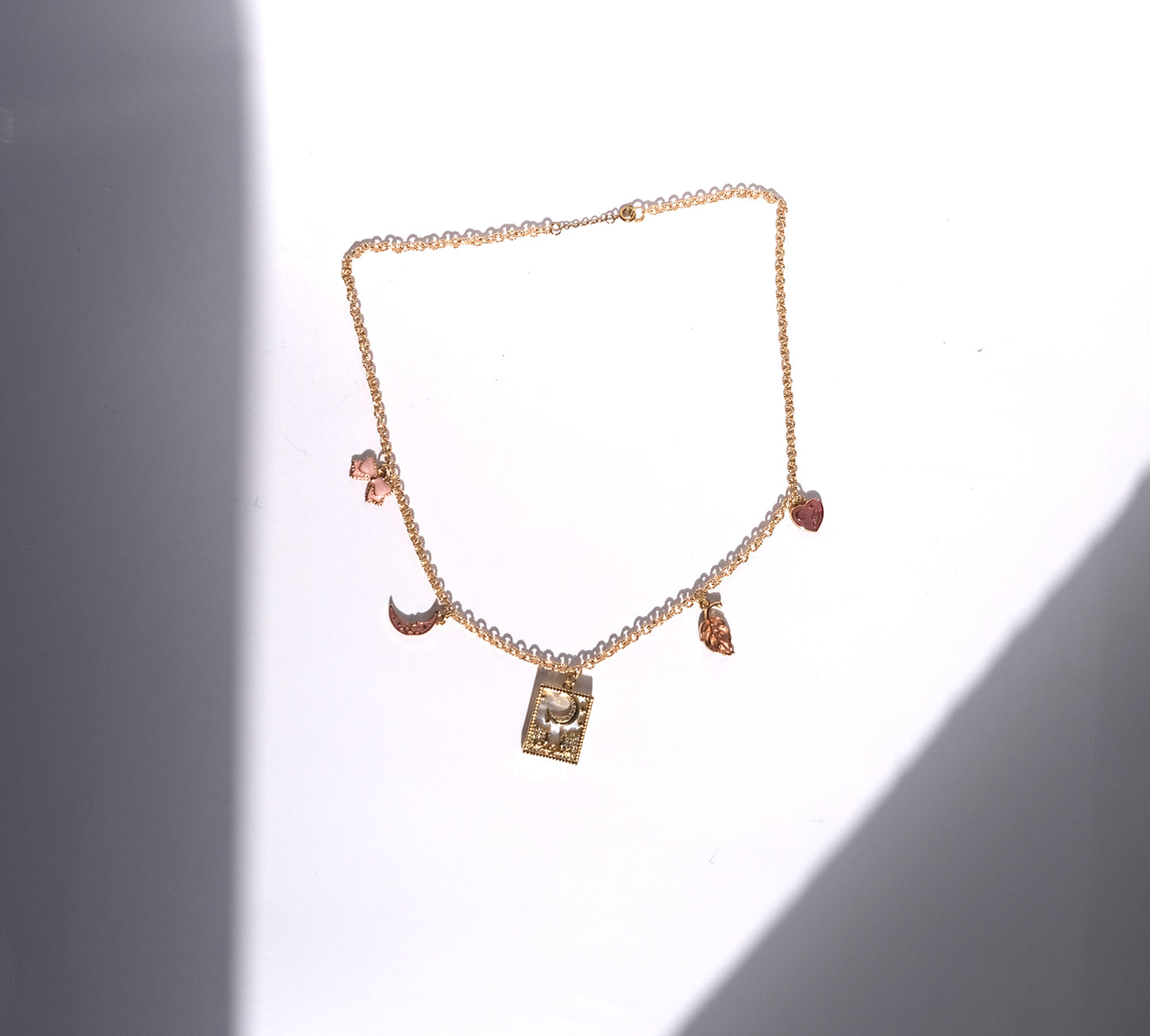 (necklace)