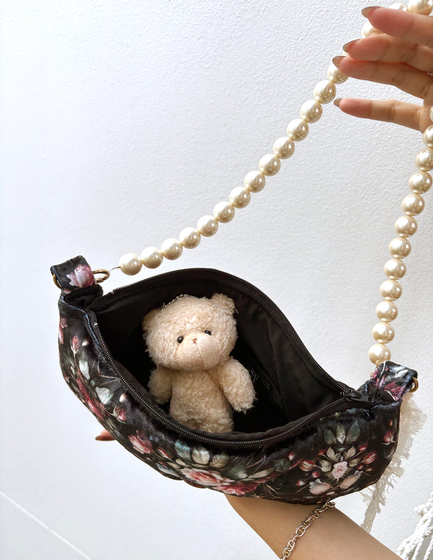 Midnight Garden Pillow {ʀᴏsᴇ ᴄʟᴜᴛᴄʜ}